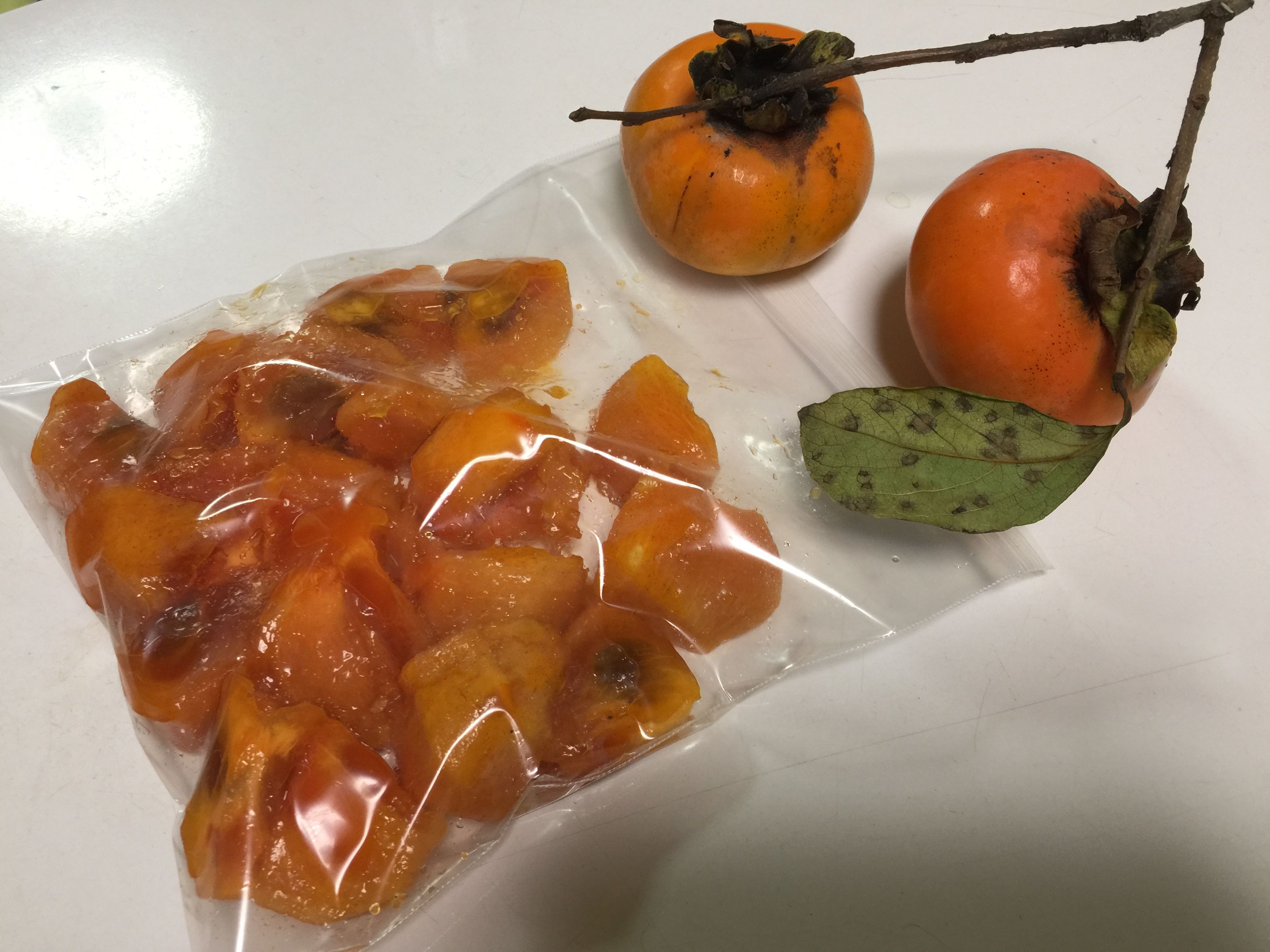 柿をたくさんいただいたので冷凍柿にしました こゆるり 柿をたくさんいただいたので冷凍柿にしました こゆるり